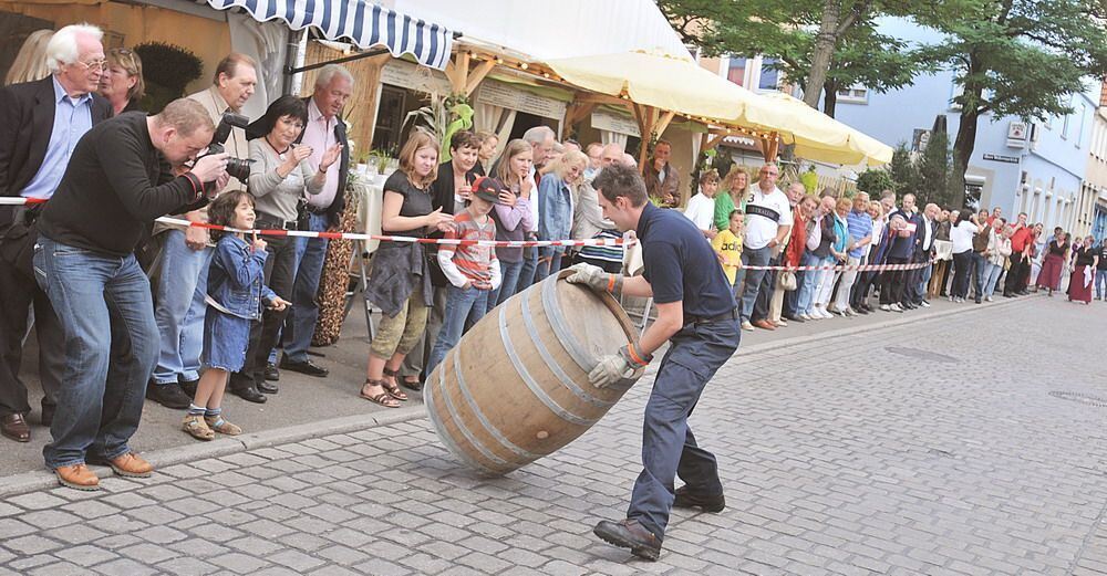 Fassrollen auf dem Weindorf 2010