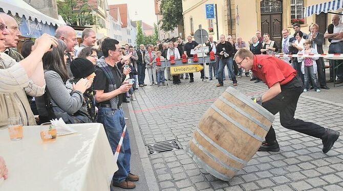 Fassrollen auf dem Weindorf 2010