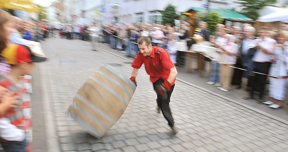 Fassrollen auf dem Weindorf 2010