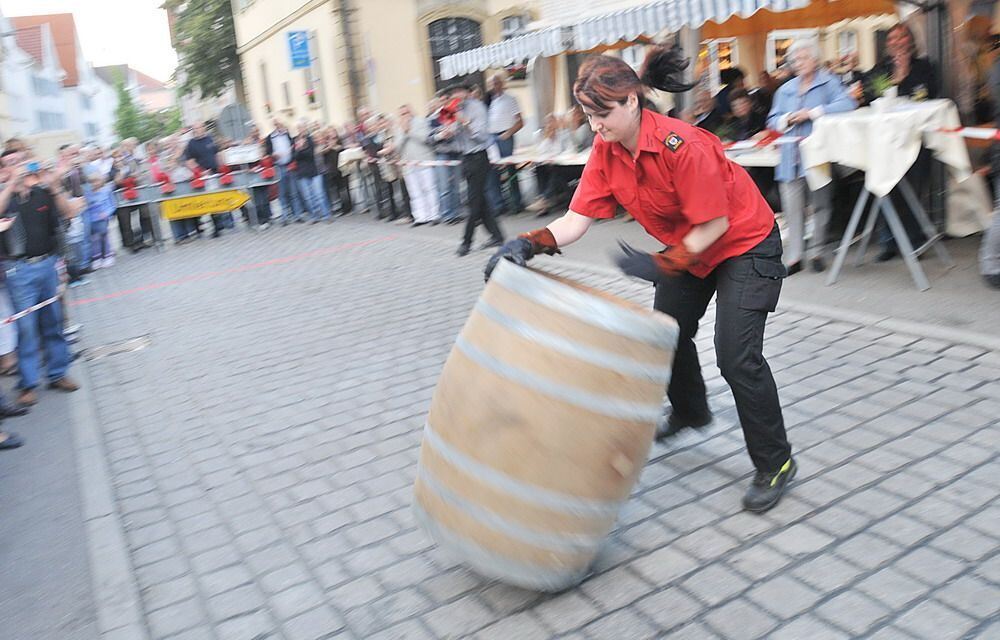 Fassrollen auf dem Weindorf 2010