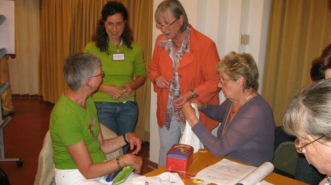 Stickerinnen aus Pistoia gaben ihr Wissen an Reutlinger Frauen weiter. FOTO: JUDY