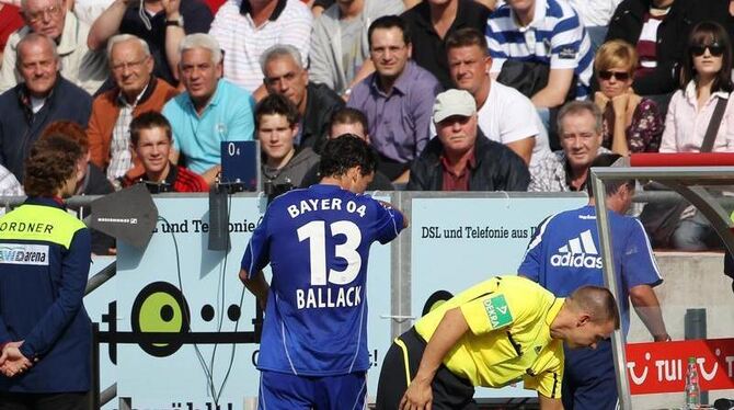 Michael Ballack musste nach 30 Minuten verletzungsbedingt ausgewechselt werden.