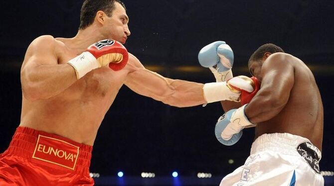 Wladimir Klitschko (l) trifft seinen Herausforderer Samuel Peter mit der Linken.