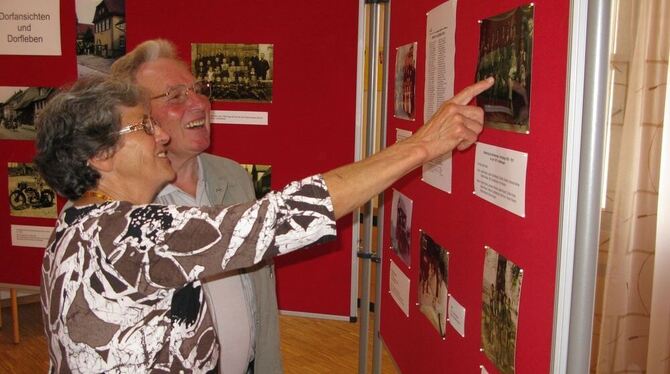 Die Besucher der Foto-Ausstellung im Gemeindehaus schwelgten in Erinnerungen.