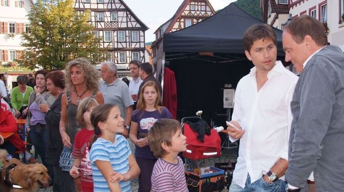 Matthias Dietrich alias Florian Laible im Gespräch mit Regisseur Uli Möller (rechts) auf dem »Schafferdinger Marktplatz«.  FOTO: