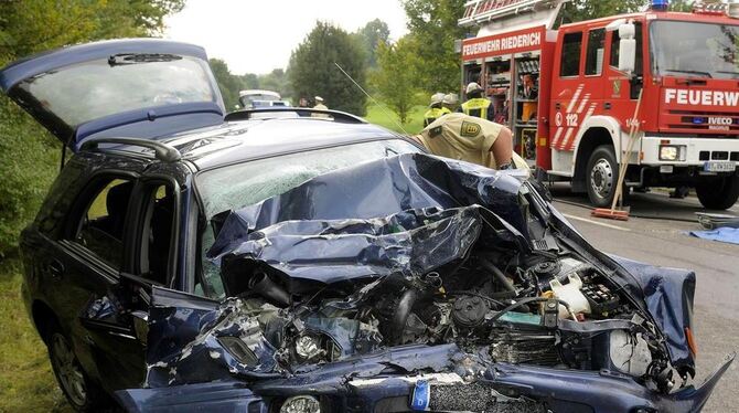 Noch an der Unfallstelle erlag der Fahrer des Subaru seinen schweren Verletzungen. FOTO: OSKAR EYB