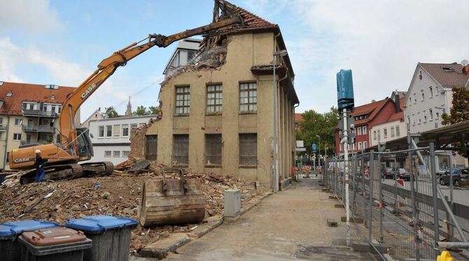 Das ehemalige Möbelhaus und Depot des Heimatmuseums an der Albstraße wird derzeit abgerissen.  FOTO: NIETHAMMER