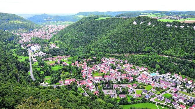 Vielfalt für ein lebendiges Ganzes: Die drei Lichtensteiner Teilorte von Schloss Lichtenstein aus gesehen.  FOTO: USCHI PACHER