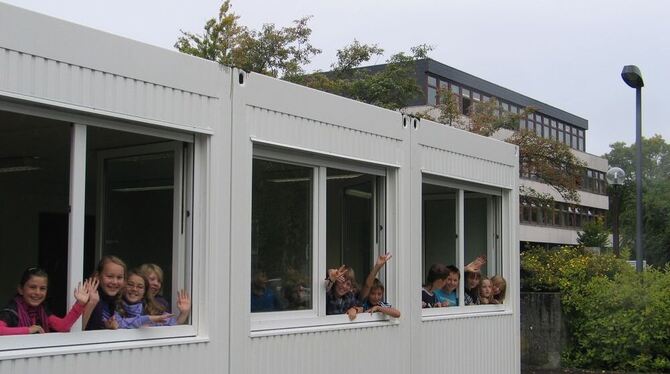 Fürs Foto bitte recht freundlich: Zwei Fünferklassen des Gymnasiums Münsingen erhalten Unterricht im Container. GEA-FOTO: OELKUC