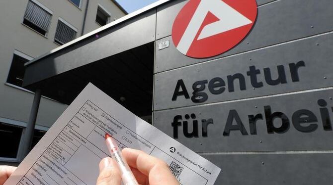 Ein Mann füllt in Straubing (Niederbayern) vor der Agentur für Arbeit einen Antrag auf Arbeitslosengeld aus. In Bayern und Ba