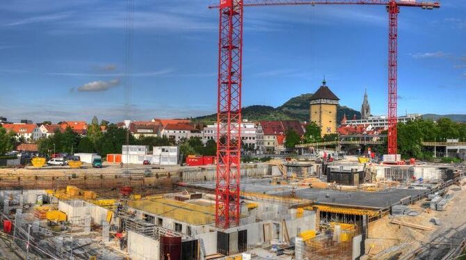 Die Rohbauarbeiten für die neue Stadthalle sind in vollem Gang, schon nächste Woche soll mit dem Erdgeschossboden begonnen werde