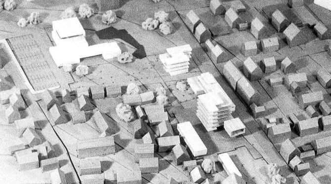 Modell von 1964 zur Neubebauung des Kelternplatzes und der Umgebung mit Rathaus, Stadthalle und Hallenbad (weiße Gebäude). Sechs