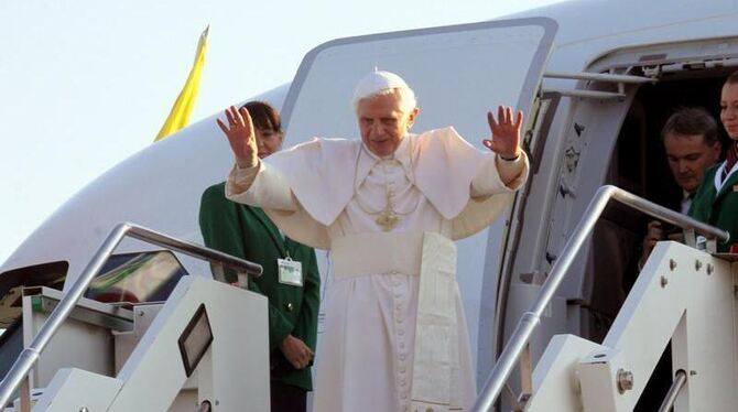 Papst Benedikt XVI bei seinem Abflug vom Flughafen Ciampino