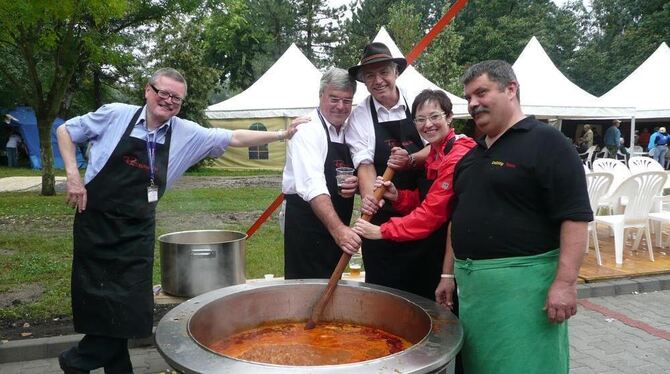 Mischten beim Gulasch-Festival kräftig mit (von links): die Gemeinderäte Hans Hubert Krämer und Wolfgang Göbel, Kulturamtsleiter