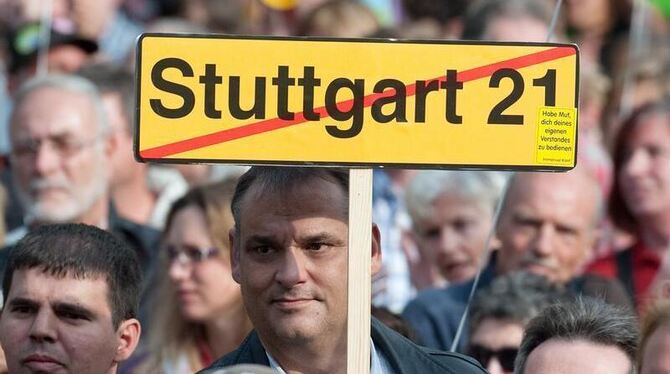 In Stuttgart gehen tausende Menschen gegen das umstrittene Bahnprojekt Stuttgart 21 auf die Straße.