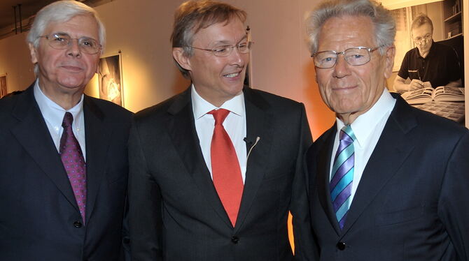 Zahnarzt Dr. Ulrich Saur (Mitte) mit den beiden prominenten Festrednern des Praxis-Geburtstags in der Reutlinger »Galerie 5«: Ha