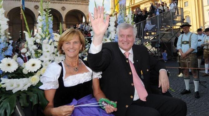 Der bayerische Ministerpräsident Horst Seehofer und Gattin fuhren per Kutsche zur Wiesn.