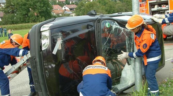 Nach 22 Stunden Schichtdienst sind die Mitglieder der Jugendfeuerwehr immer noch konzentriert bei der Sache. FOTO: KABLAOUI