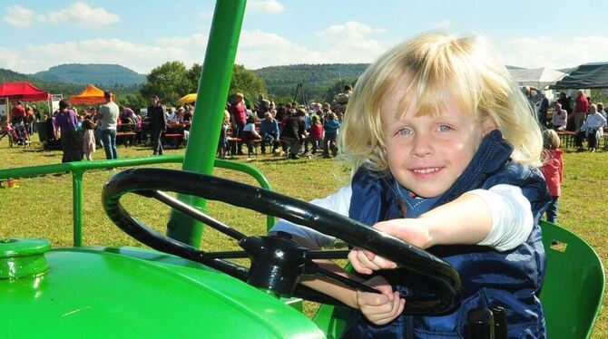 Glücklich auf dem Traktor: Erntefest des Listhofs. GEA-FOTO: MEYER