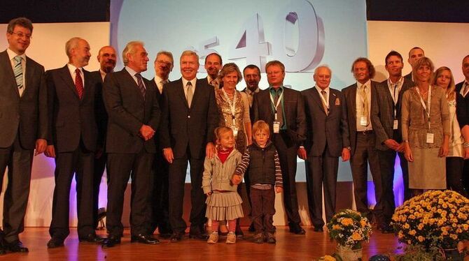 Stolze Firmengründer: Walter Möck (sechster von links) mit seiner Frau Margarethe neben ihm, im Kreis der Familie und Ehrengäste