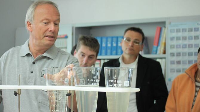 Blick aufs Detail: Rolf Meier verdeutlicht den Besuchern die biologischen Prozesse im Labor des Metzinger Klärwerks.  FOTO: STEF