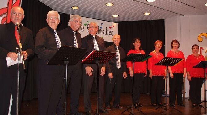 Die »Acht Schwaben« mit Moderator Gerhard Laib, links, in Bad Urach. FOTO: SANDER