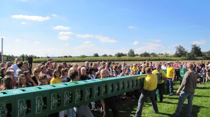 Männersache: Bierkistenstapeln vor Publikum beim Häslacher Fest. FOTO: MÜLLER