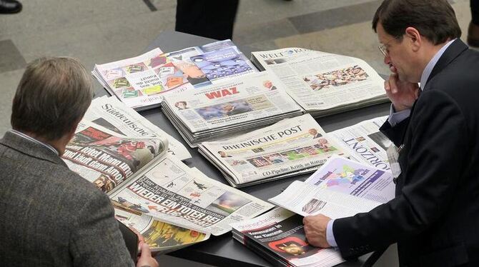 Besucher des Kongresses der Deutschen Zeitungsverleger informieren sich in Essen an den Informationsständen der Verlage.