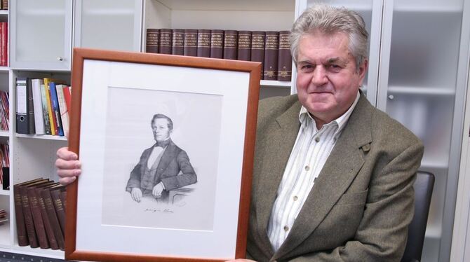 Martin Stiegler mit dem Portrait seines Ur-Ur-Großvaters, Eduard Lucas.  FOTO: ANSTÄDT