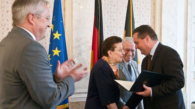 Applaus von Bürgermeister Robert Hahn (links) und Glückwunsch von Ministerpräsident Stefan Mappus (rechts) für Sofia und Hans Le