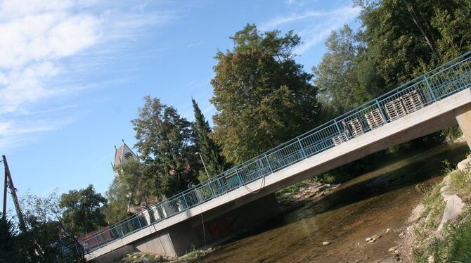 Fertig: Neckartenzlingens Ermsbrücke kann vom 27. September an wieder befahren werden.  GEA-FOTO: WALDERICH