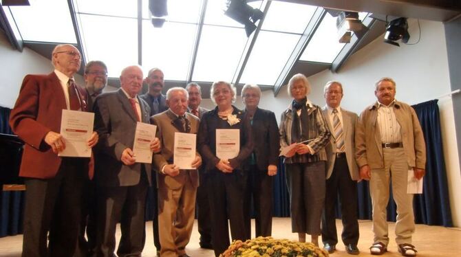 Ehrungen für 50 und 60 Jahre Singen: Der Chorverband Ludwig Uhland zeichnete verdiente Mitglieder aus. FOTO: MANZ