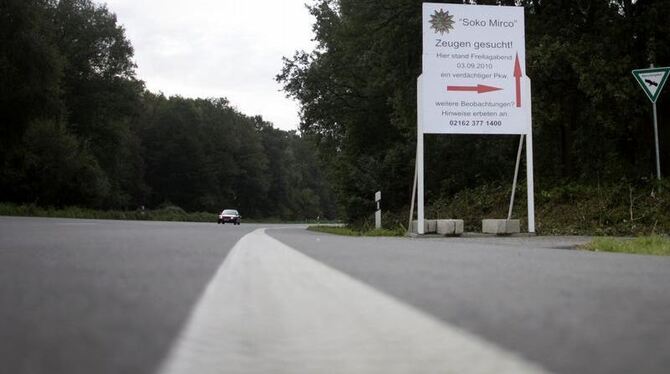 Ein Hinweisschild der »Soko Mirco« der Polizei an der L39 bei Grefrath. Mit dem Hinweisschild sucht die Polizei im Fall des e