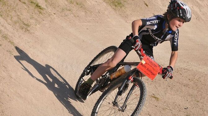 Schnittig durch die S-Kurve: Im Gomaringer Bikepark muss der Mountainbike-Nachwuchs sein ganzes Können zeigen. GEA-FOTO: PACHER