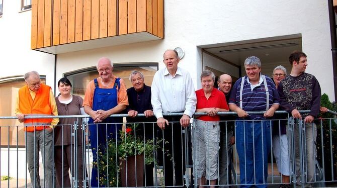 Die zehn Männer freuen sich, neue Bürger in Gammertingen zu sein und genießen das Leben im Städtchen.  FOTO: PR