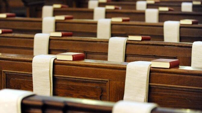 Gesangbücher liegen vor dem feierlichen Eröffnungsgottesdienst der Herbstvollversammlung im Dom in Fulda für die Bischöfe ber