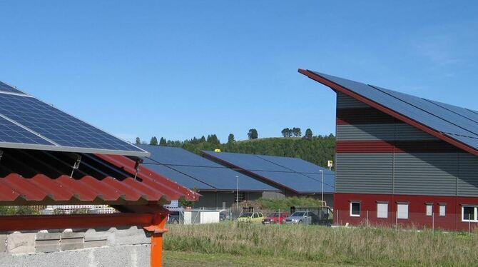 Solarboom: Pultdächer dieser Größe sind nur in Industriegebieten wie hier am Ortsrand von Münsingen zugelassen. GEA-FOTO: DEWALD