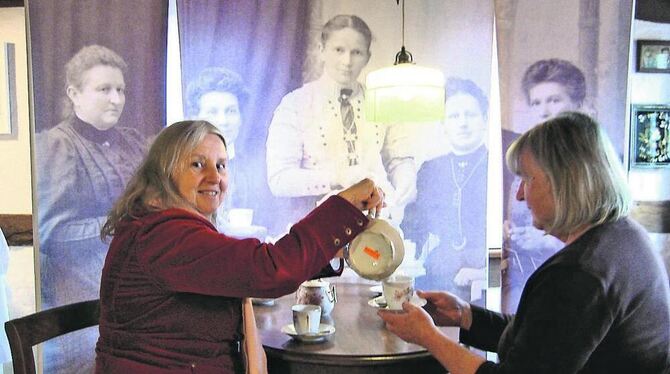 Imaginäre Kaffeegesellschaft mit echten Beteiligten: Heiderose Tiefenbach und Doris Schuster im Dorfmuseum. FOTO: KUNZE