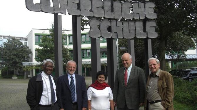 I.D. Pirayatne, Roland Kilgus (ehemaliger Schulleiter), Frau Pirayatne, Roland Kiesel (Schulleiter) und Siegfried Weber (ehemali