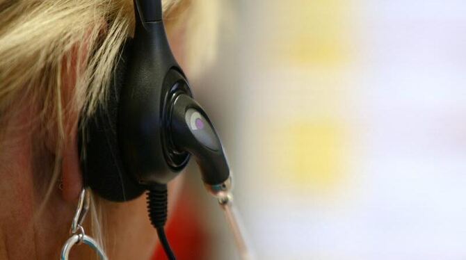 Eine Mitarbeiterin in einem Call Center. Der Ärger mit teuren Telefon-Warteschleifen könnte bald ein Ende haben.