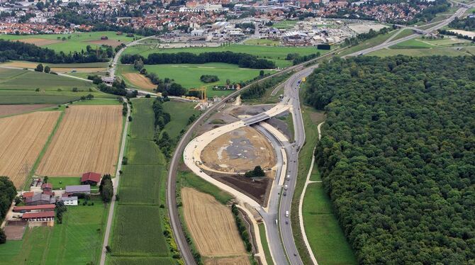 Aus der Luft wirkt er noch wie ein stilisiertes Auge: der inzwischen gut erkennbare neue Maienwaldknoten bei Metzingen, der die