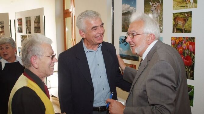 Eberhard Hörz (rechts) bei der Eröffnung der Ausstellung. FOTO: PR