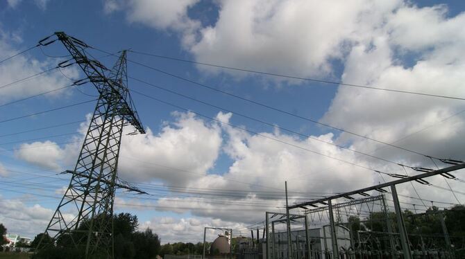 Das Umspannwerk der EnBW in Metzingen, weit im Hintergrund der Faulturm des Klärwerks, das energetisch autark ist: Mehr Unabhäng