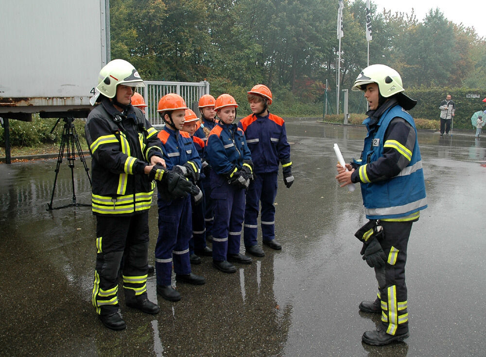 Jugendfeuerwehr und Jugendrotkreuz bei ihrer Großübung