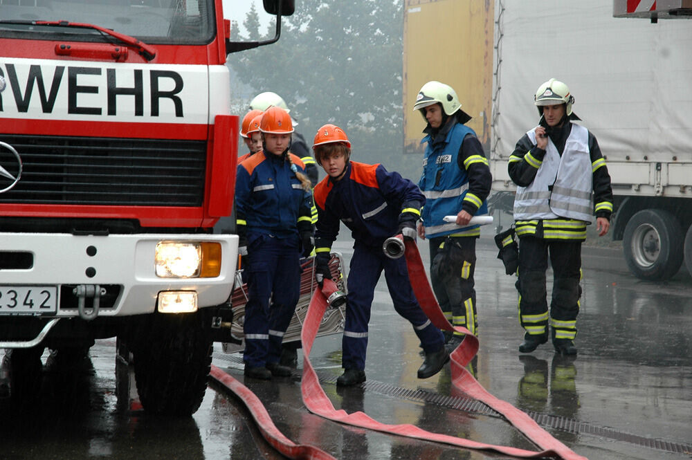 Jugendfeuerwehr und Jugendrotkreuz bei ihrer Großübung