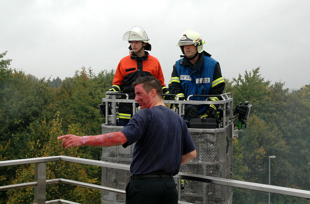 Jugendfeuerwehr und Jugendrotkreuz bei ihrer Großübung