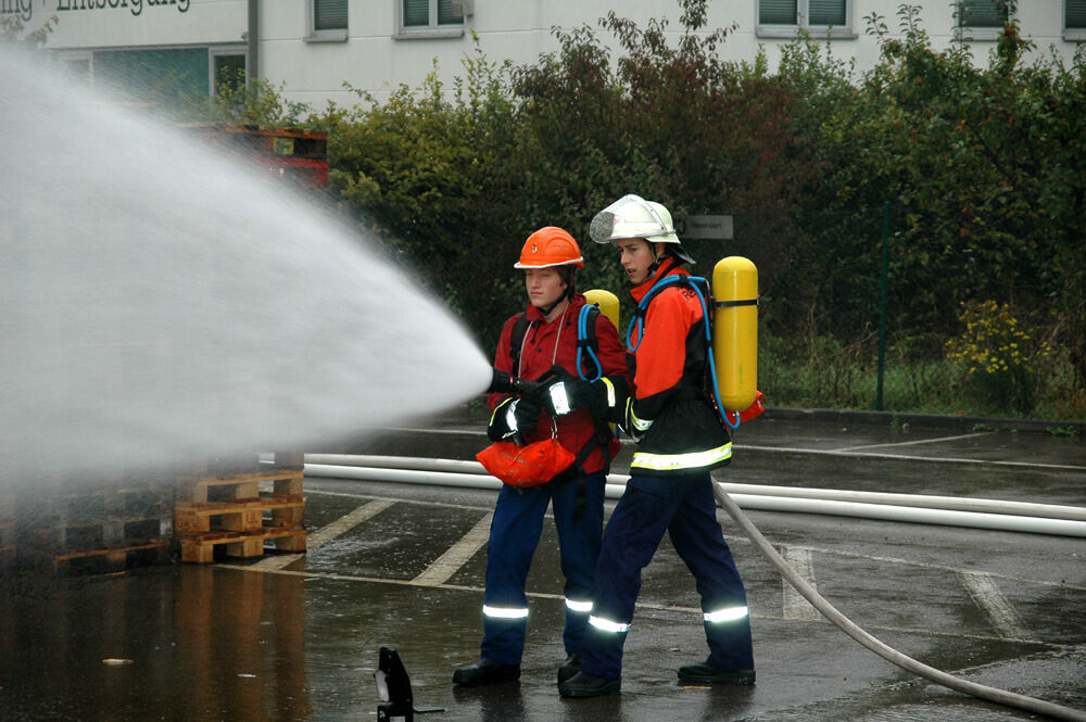 Jugendfeuerwehr und Jugendrotkreuz bei ihrer Großübung