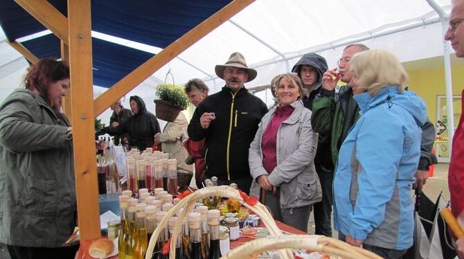 Im Windschatten der Schule, am Stand von Thomas Heim, ließ sich die schlechte Witterung beim Häslacher Bauernmarkt ganz gut aush