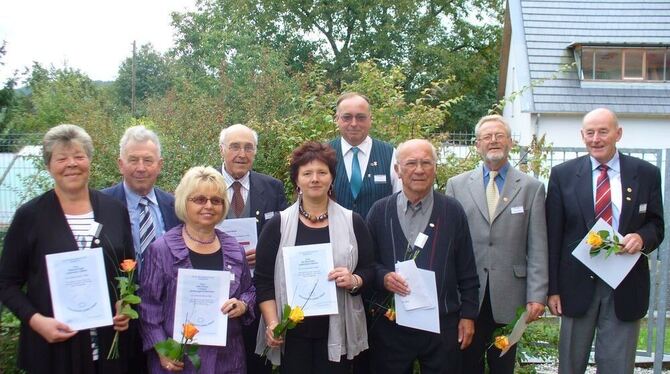 30 Jahre dabei sind: Waltraud Digel (Liederkranz Talheim, links), Gitta Grauer (Frohsinn Gomaringen-Hinterweiler, Dritte von lin