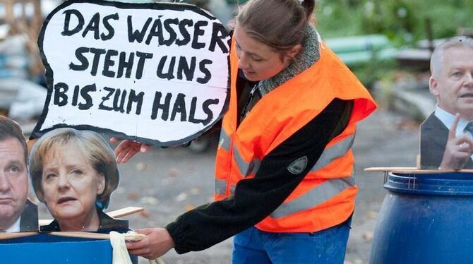 Eine Aktivistin der Protestbewegung Parkschützer bereitet eine neue Protestaktion vor. 